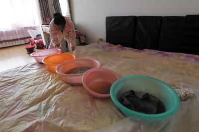 东台楼上漏水，住户失联，小区没物管，业主维权难！律师来支招……